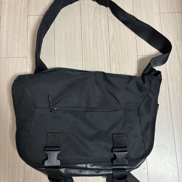 몬스터 리퍼블릭 메신저백 팝니다