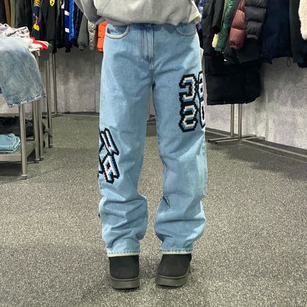 GCDS 픽셀 자수 로고 와이드 데님 팬츠 B3609