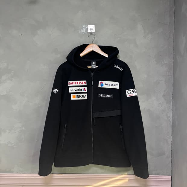 데상트 아우디 스위스 스키팀 플리스 블랙