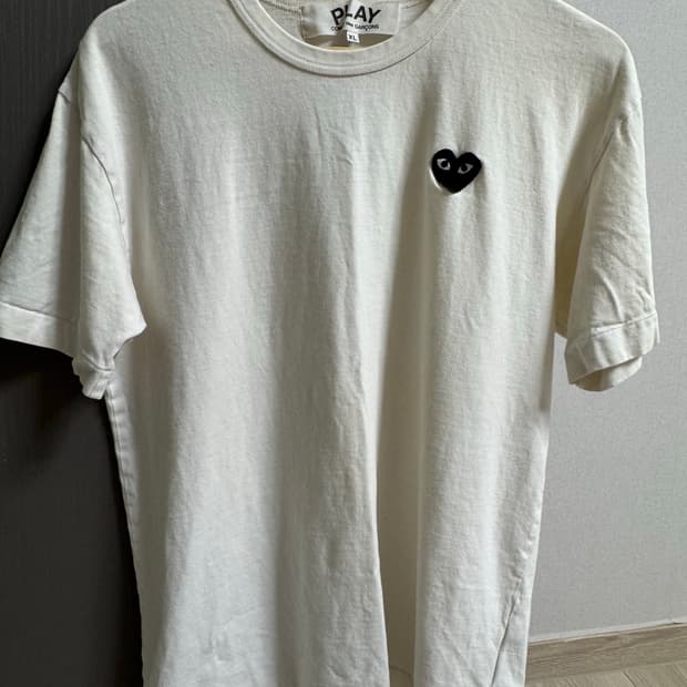 꼼데가르송 플레이 하트 와펜 티셔츠