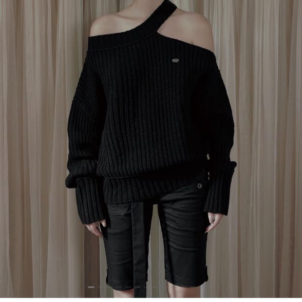 보헴서 넥 컷아웃 누즈핏 니트