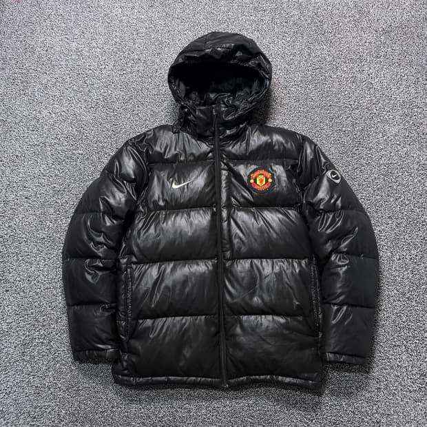 Name : 나이키 맨유 팀로고 블랙컬러 후드탈부착 유광 덕다운 패딩 