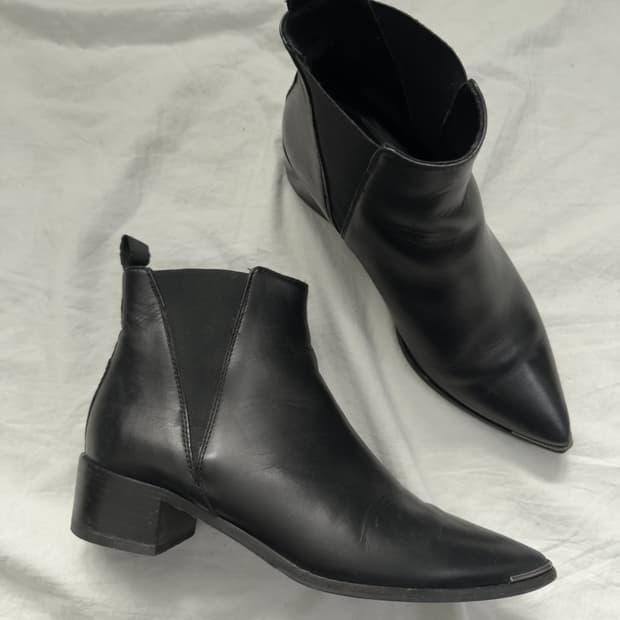 아크네 스튜디오 젠슨 메탈 팁 토 앵클부츠