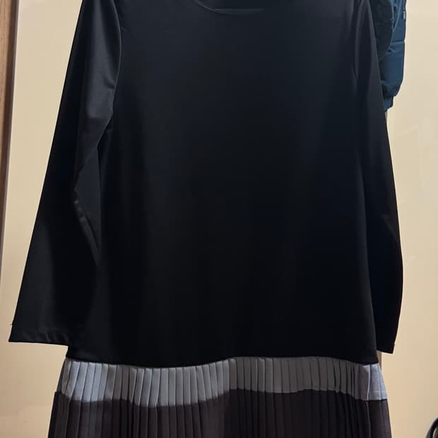 몽클레어 블랙 플리츠 원피스