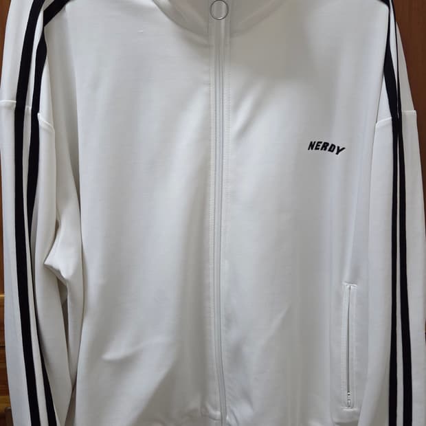 널디 져지 화이트 색상