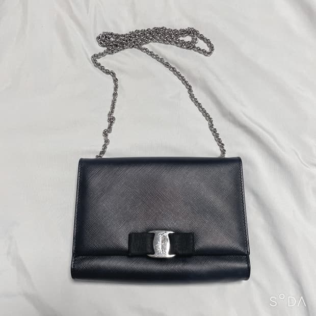 페라가모 체인 미니 크로스백 블랙