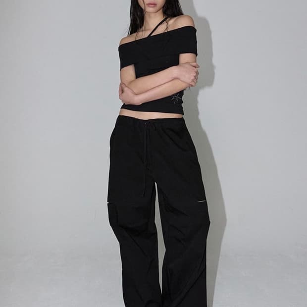 이네기 Embrace Off-Shoulder Top