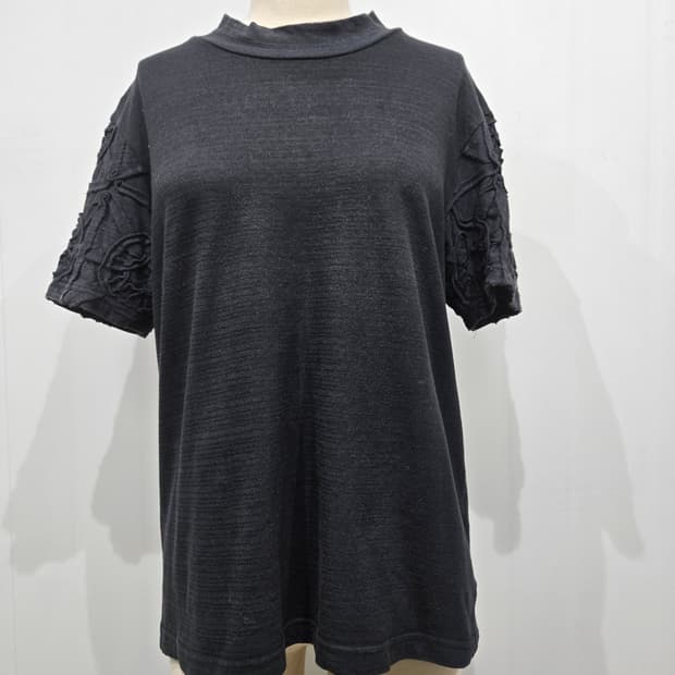 하이 스포팅기어 블랙 반팔 티셔츠 소매 포인트 이세이미야케