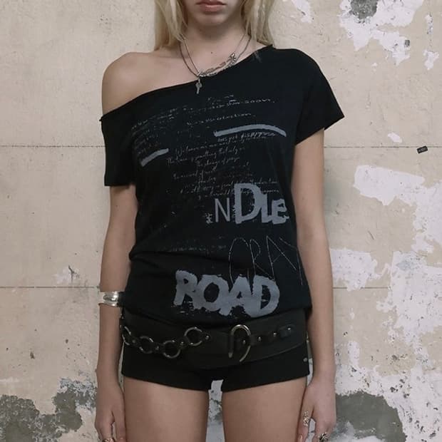 FUNKY SCOOP NECK TEE SCRIBBLE BLACK
