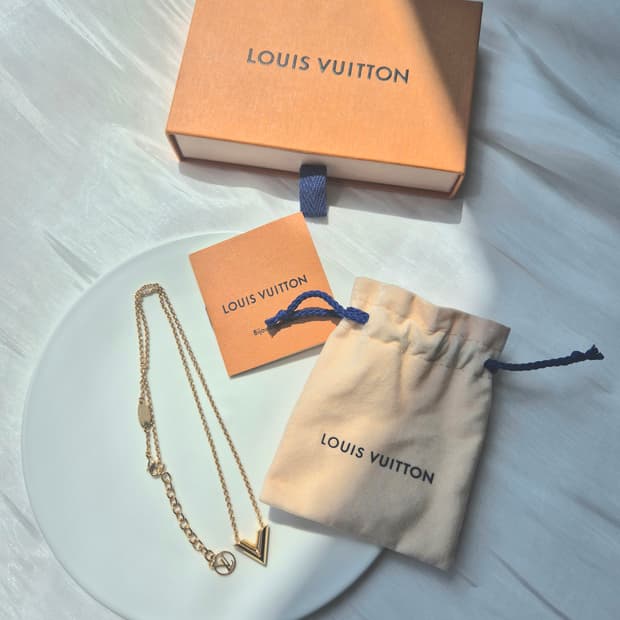 [새상품급/풀구성] 루이비통 에센셜 V 목걸이 골드
