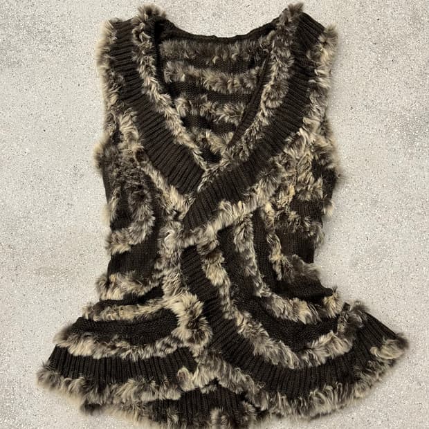 브라운 래빗퍼 니트 베스트