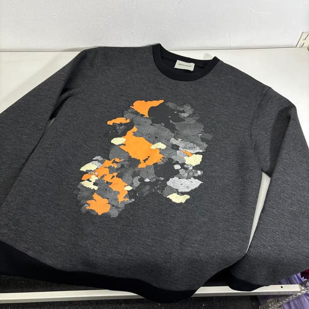 100-105 솔리드옴므 차콜 그래픽 네오프렌 맨투맨