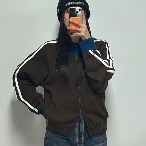 오드스튜디오 자수로고 트랙 니트집업 브라운