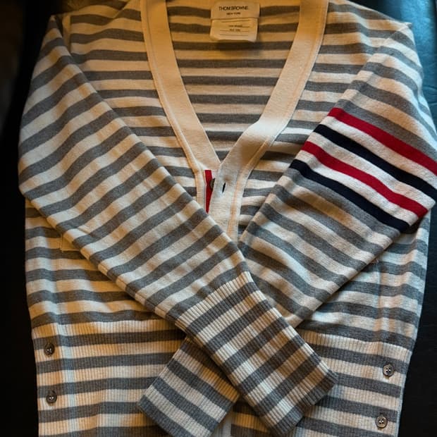 톰브라운 그레이 화이트 스트라이프 가디건