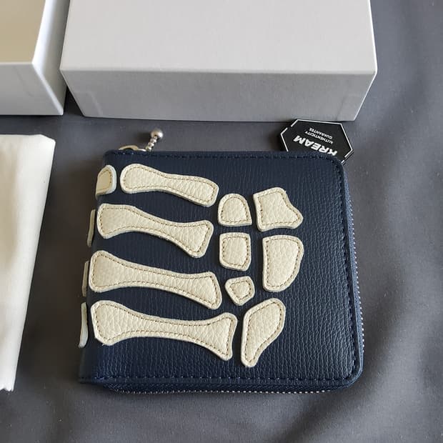 (새상품) 캐피탈 떰즈 업 본 핸드 집 월렛 반지갑 네이비