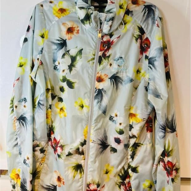 블랙야크 플라워 패턴 바람막이 자켓