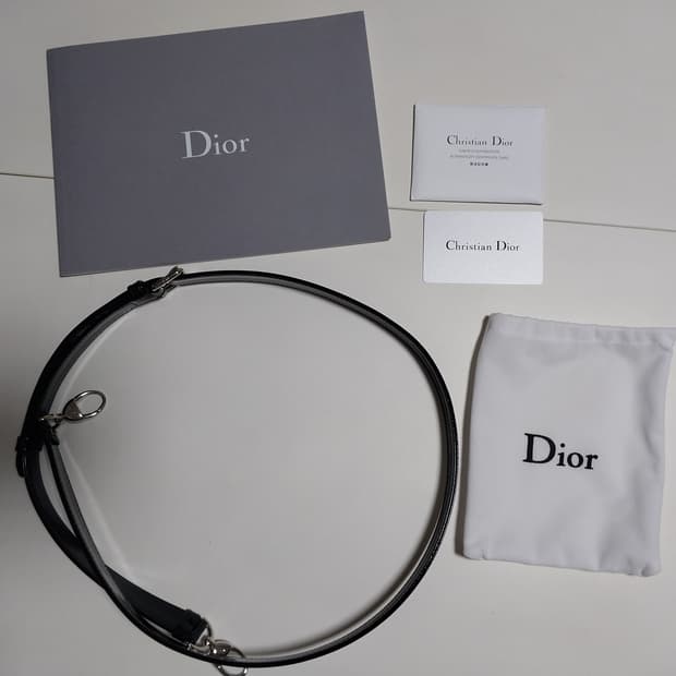 레이디 디올 블랙페이던트 미디움 가방스트랩만 팔아요.(정품)