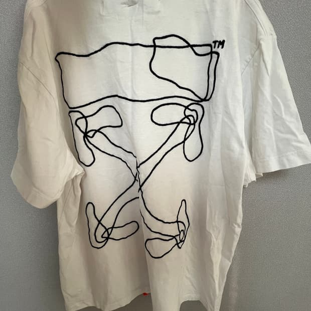오프화이트 반팔 티셔츠