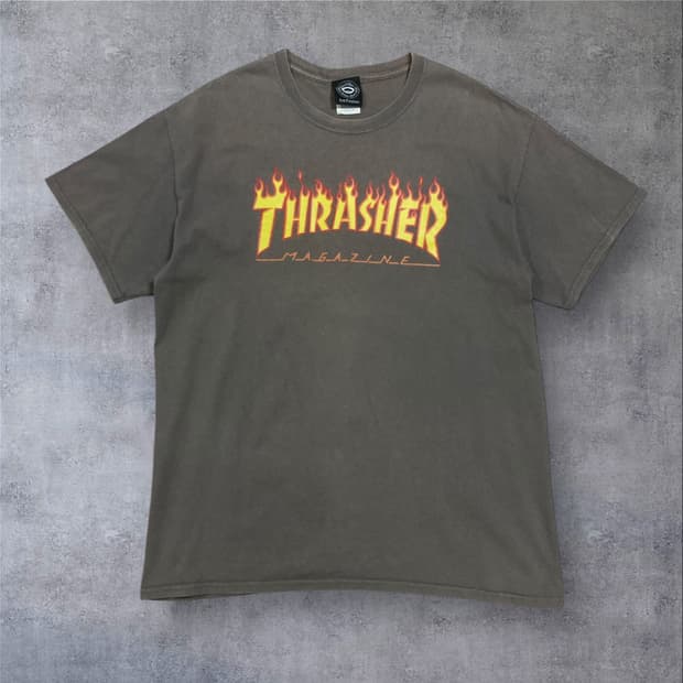 트래셔 스펠아웃 빅로고 카키 컬러 반팔티