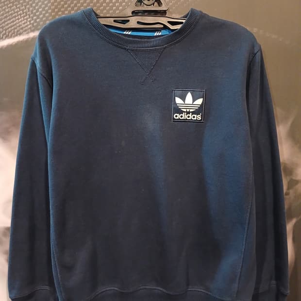 아디다스 에센셜 패치로고 맨투맨 네이비