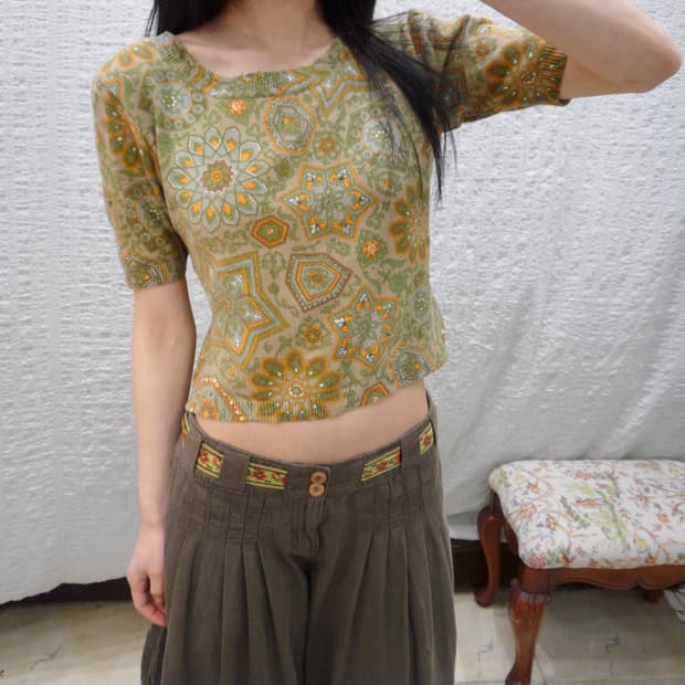 Vintage pattern crop knit top