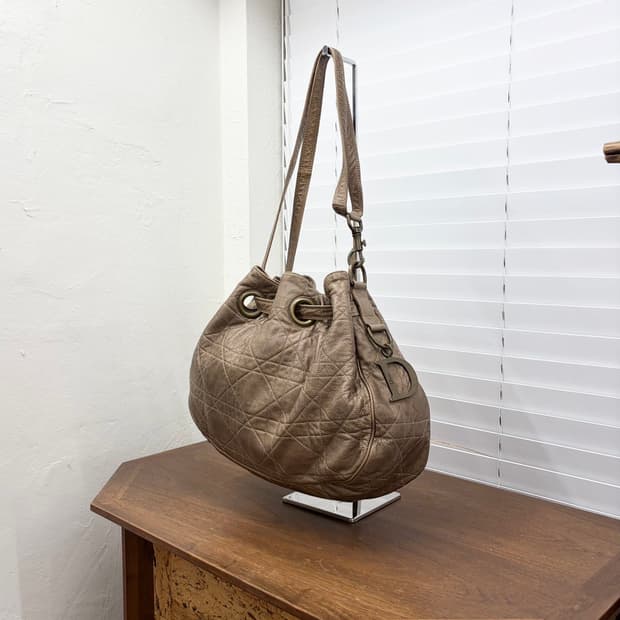 크리스찬 디올 브라운 까나쥬 램스킨 드로스트링 버킷백 