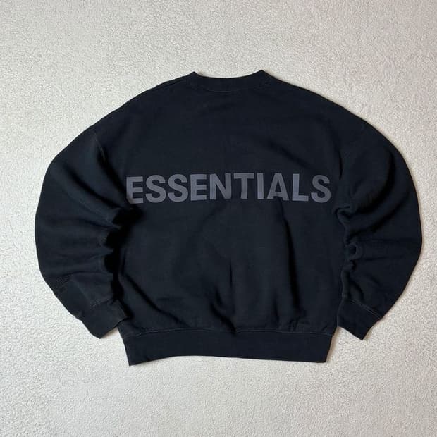 에센셜 피어오브갓 리플렉티브 백로고 맨투맨 PN7039