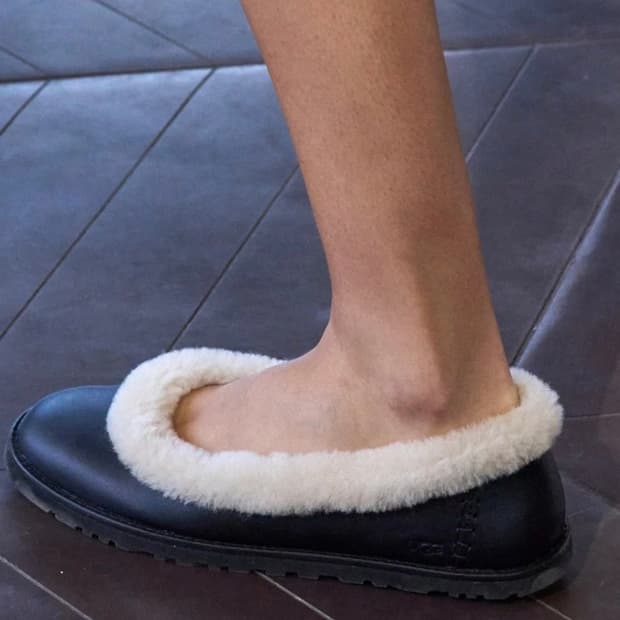 어그 조라 레더 발레리나 시어링 플랫슈즈 블랙