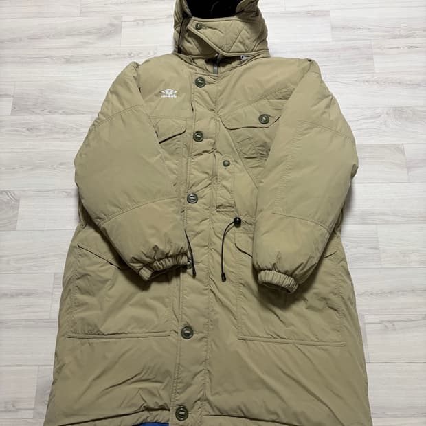 스펙테이터x엄브로 롱패딩 카키 L사이즈 판매