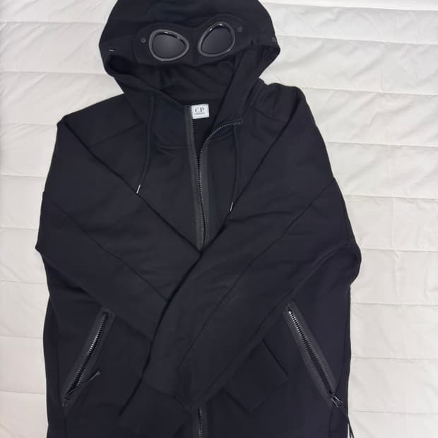 C.P. 컴퍼니 다이애그널 레이즈드 플리스 고글 후드 스웨트셔츠 블랙