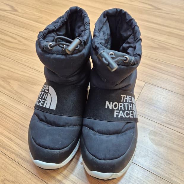 노스페이스 여성 부티 숏 랩 방한 부츠입니다. 색상은 블랙이며, 겨울철 