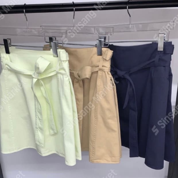 언앤써드미스테리 백버튼 미디스커트 베이지색상