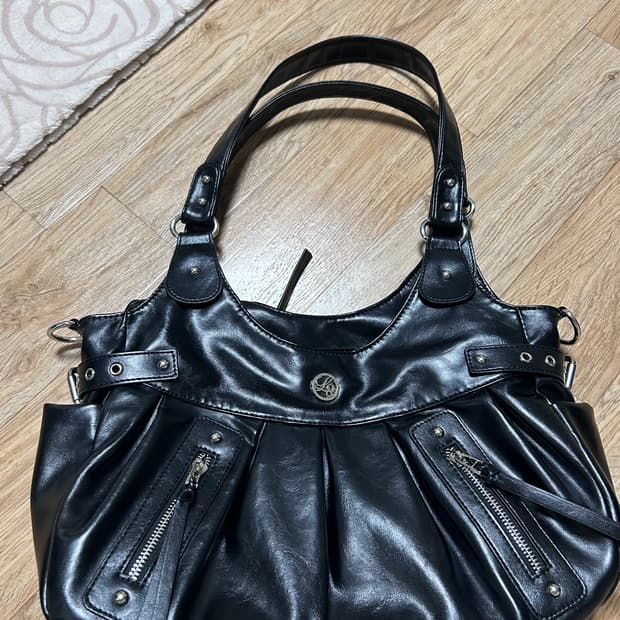 일리고 엠버 버클 숄더 백 블랙 팝니다