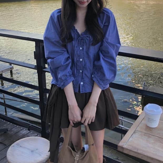 유이니 블루색상 파란색 러플블라우스bl 레이스리본단추 깅엄체크블라우스