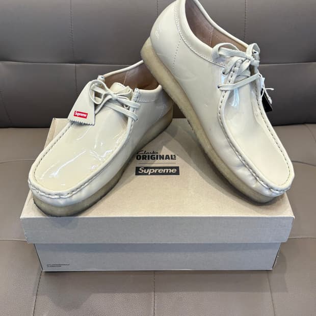 클락스 x 슈프림 페이턴트 레더 왈라비