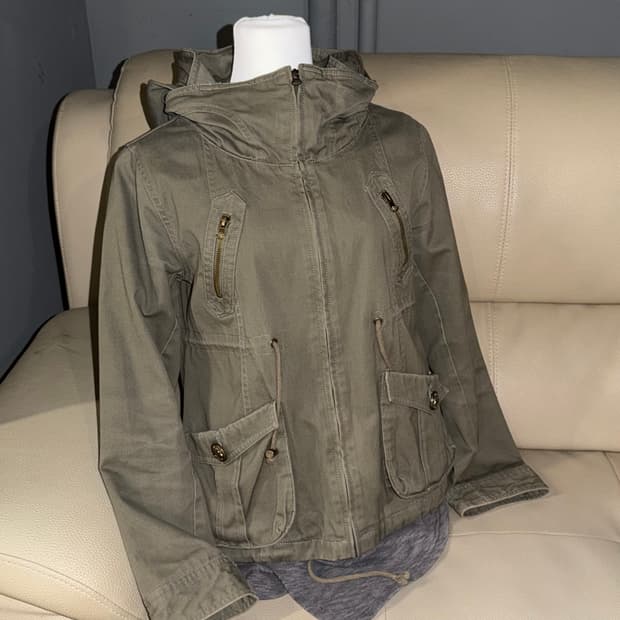 high-neck design pocket detail jk