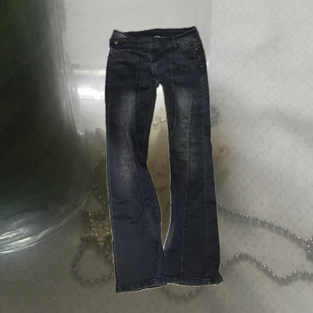 사선 절개 디테일 버튼 흑청 워싱 플레어진 부츠컷