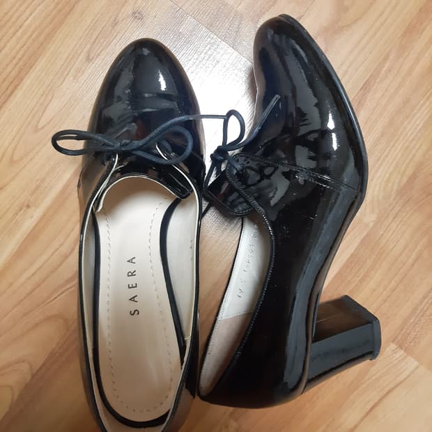 세라 에나멜 미들힐 레이스업 블랙 구두235