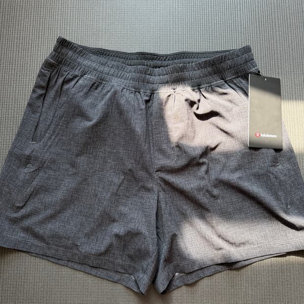 룰루레몬 페이스 브레이커 라이너리스 5인치 m 새상품 판매합니다.