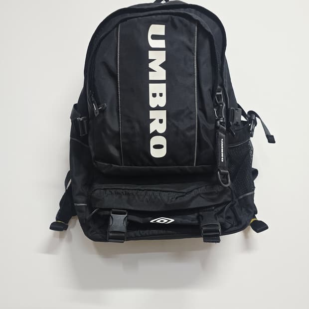 엄브로 검정색 백팩 가방