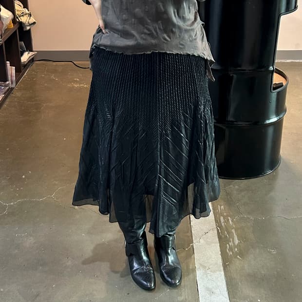 블랙 플리츠 디테일 스커트