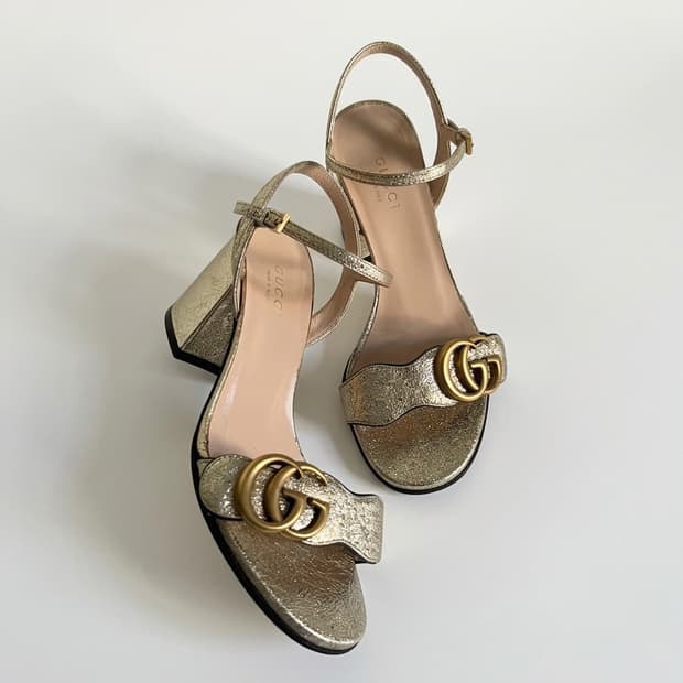 구찌 마몬트 골드 메탈릭 힐 샌들 