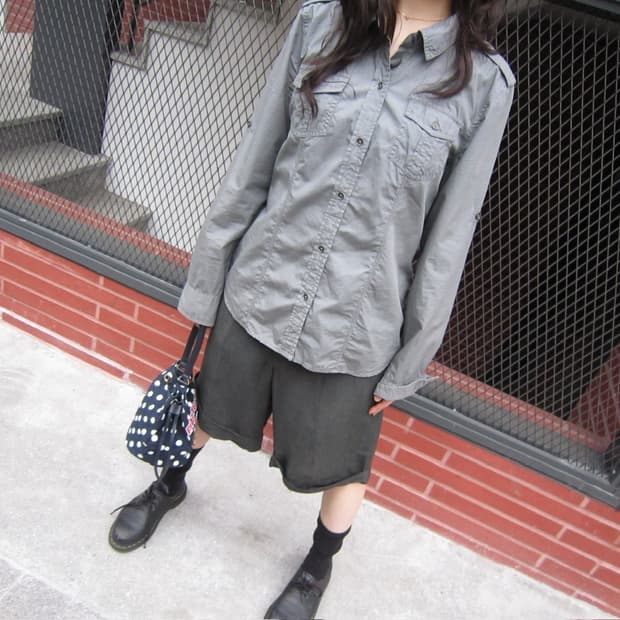 캘빈 클라인 롱슬리브 밀리터리 셔츠 견장 더블 포켓 디테일 그레이