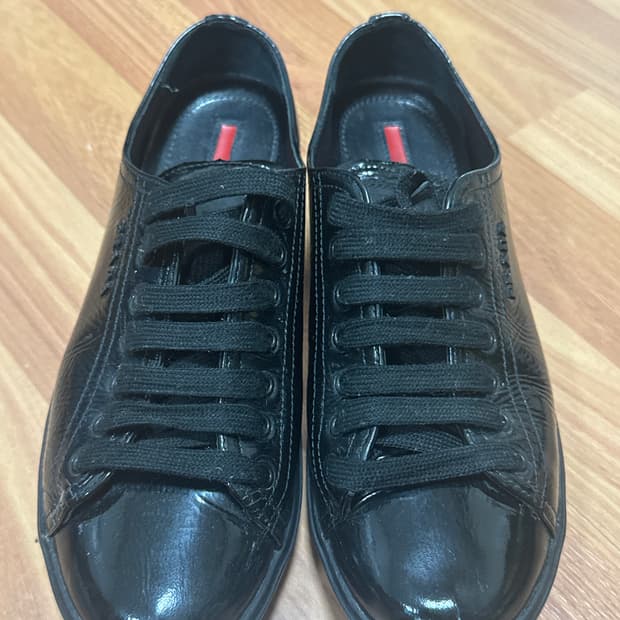 프라다 페이던트 스니커 판매합니다.