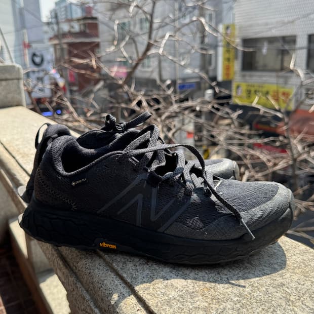 뉴발란스 프레쉬폼 이에로 v9 고어텍스 블랙 270mm