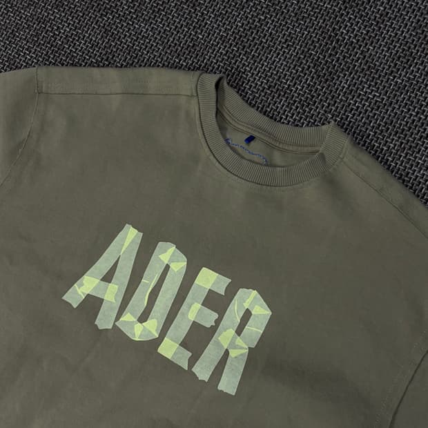 아더에러 테이프 로고 마스크 맨투맨