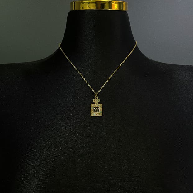 샤넬 퍼퓸 쉐입 골드 업사이클링 목걸이