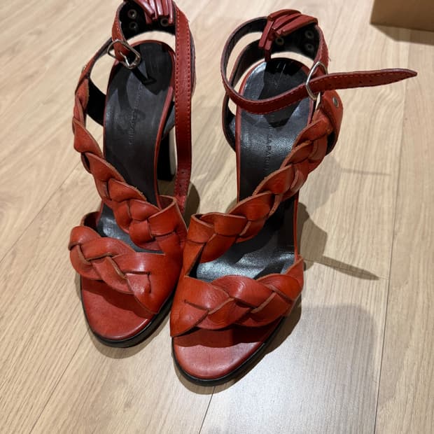 발렌시아가 샌들 힐 