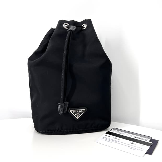 프라다 삼각로고 나일론 버킷 파우치 블랙 (1NA369)