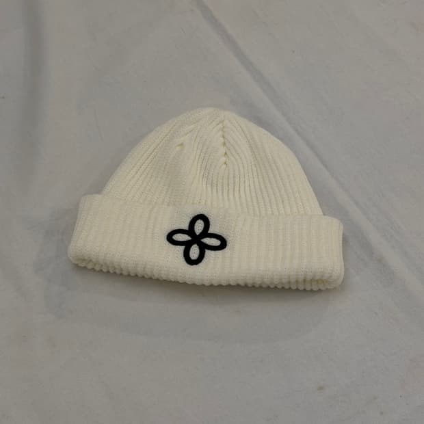 써저리 커프드 자수 비니 화이트